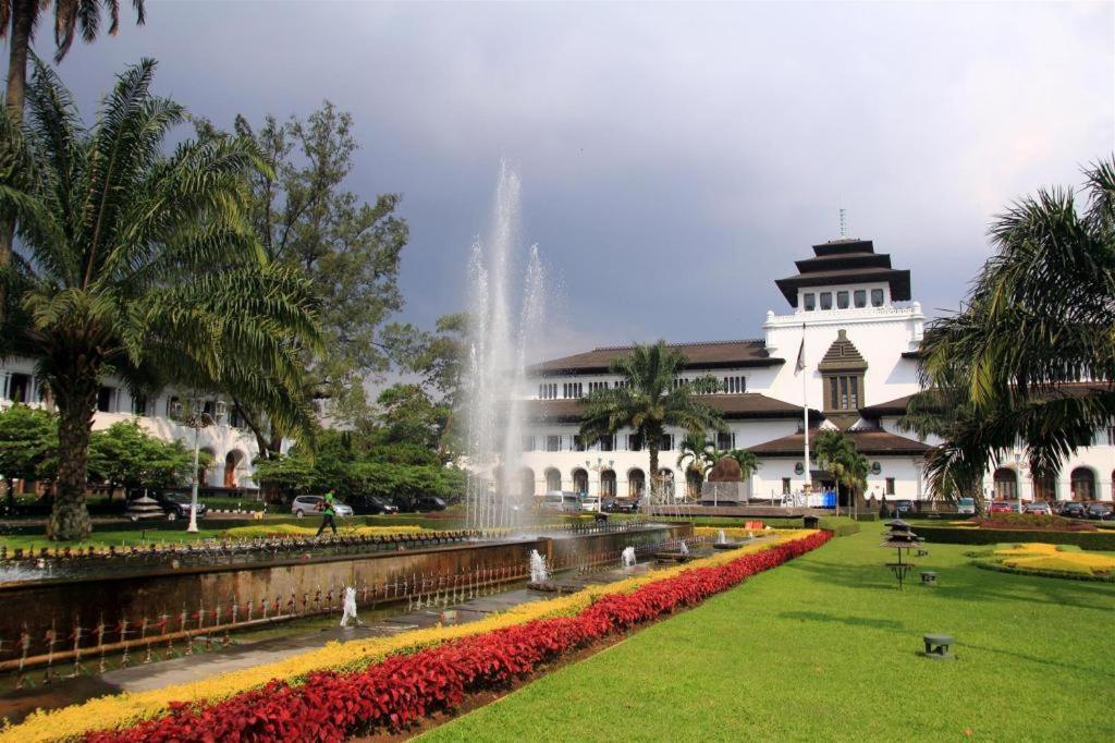 Scarlet Kebon Kawung Hotel Bandung Exterior foto